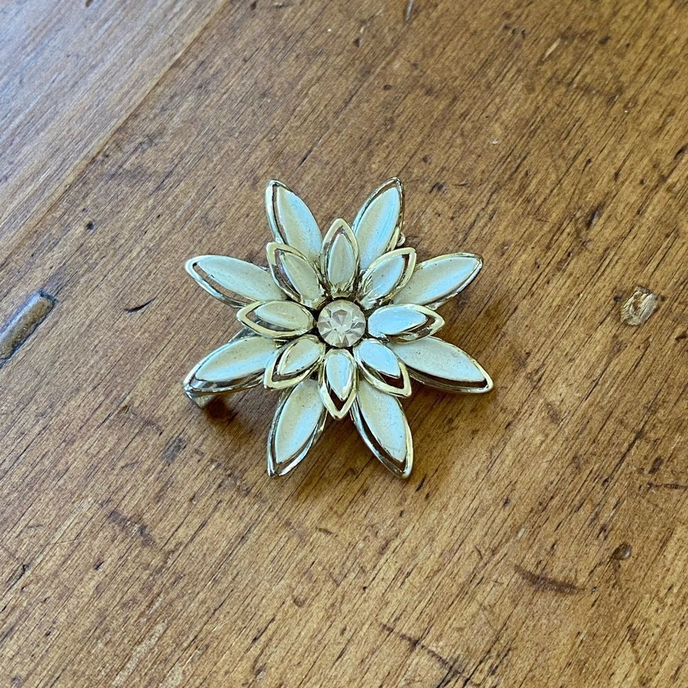 Vintage Gold & Cream Flower Brooch Pin Floral Retro Statement Jewelry